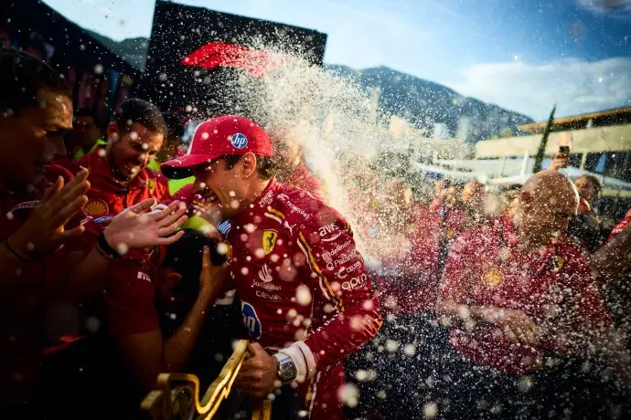 索伯车队碾压红牛车队,塞恩斯关键制胜 索伯车队碾压红牛车队,塞恩斯关键制胜