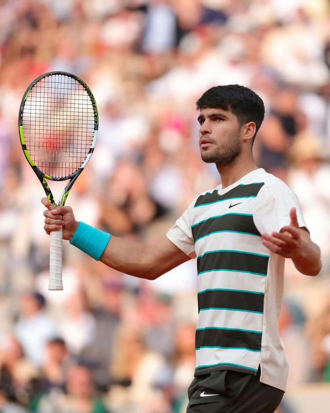 西班牙网球队力克意大利网球队，阿尔卡拉斯绝境逆转