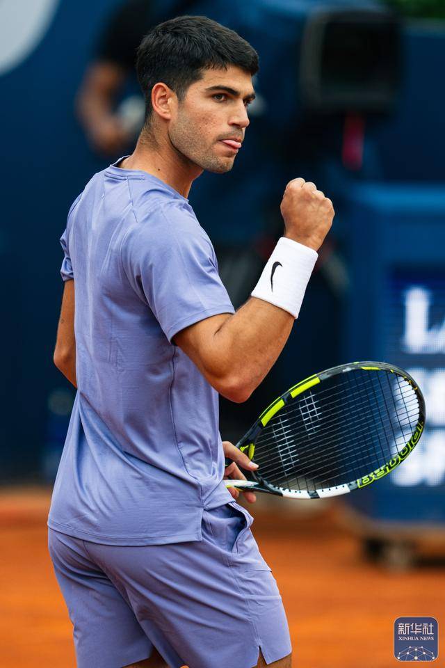 西班牙网球队力克意大利网球队，阿尔卡拉斯绝境逆转
