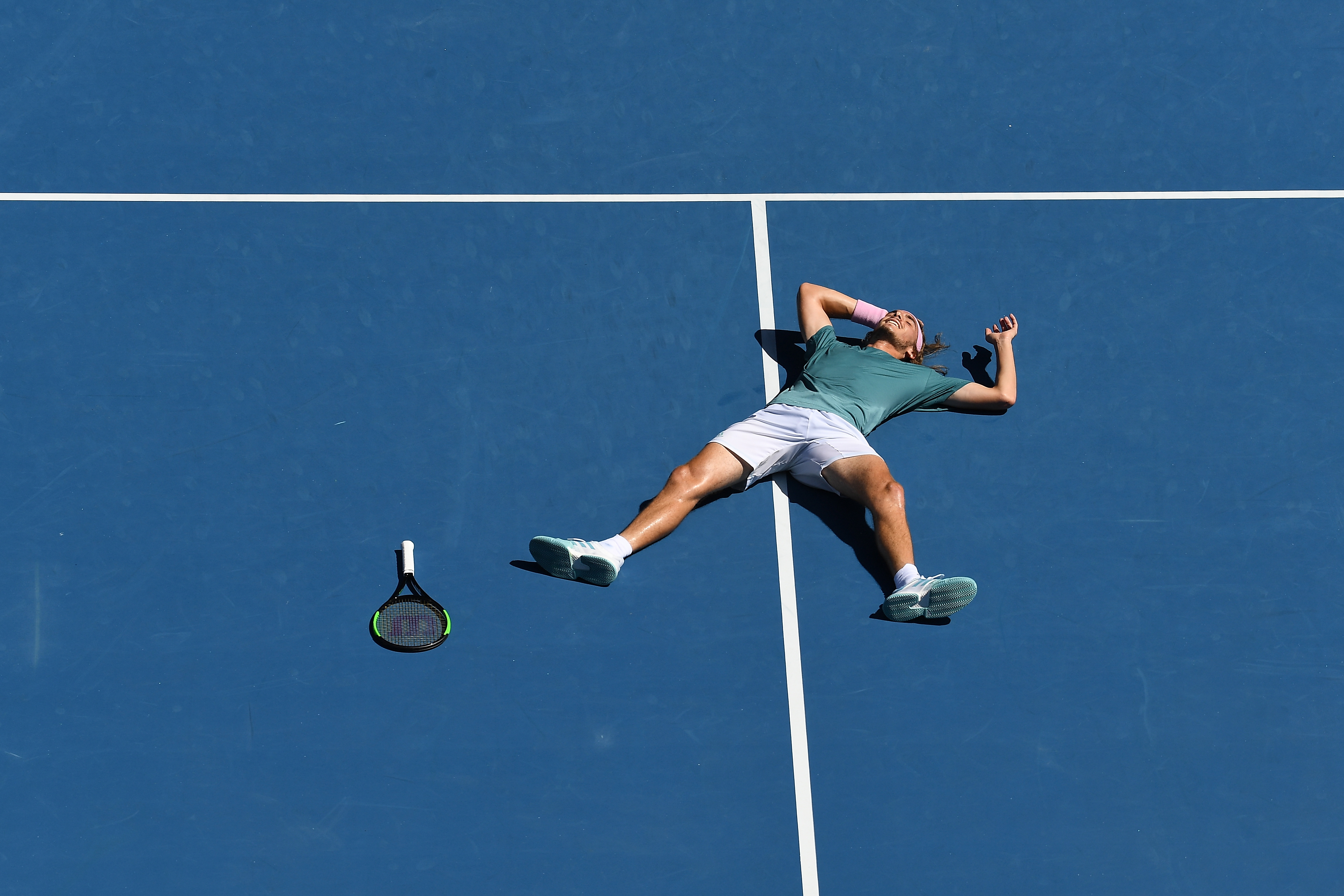 英国网球队轻取澳大利亚网球队，西西帕斯统治全场