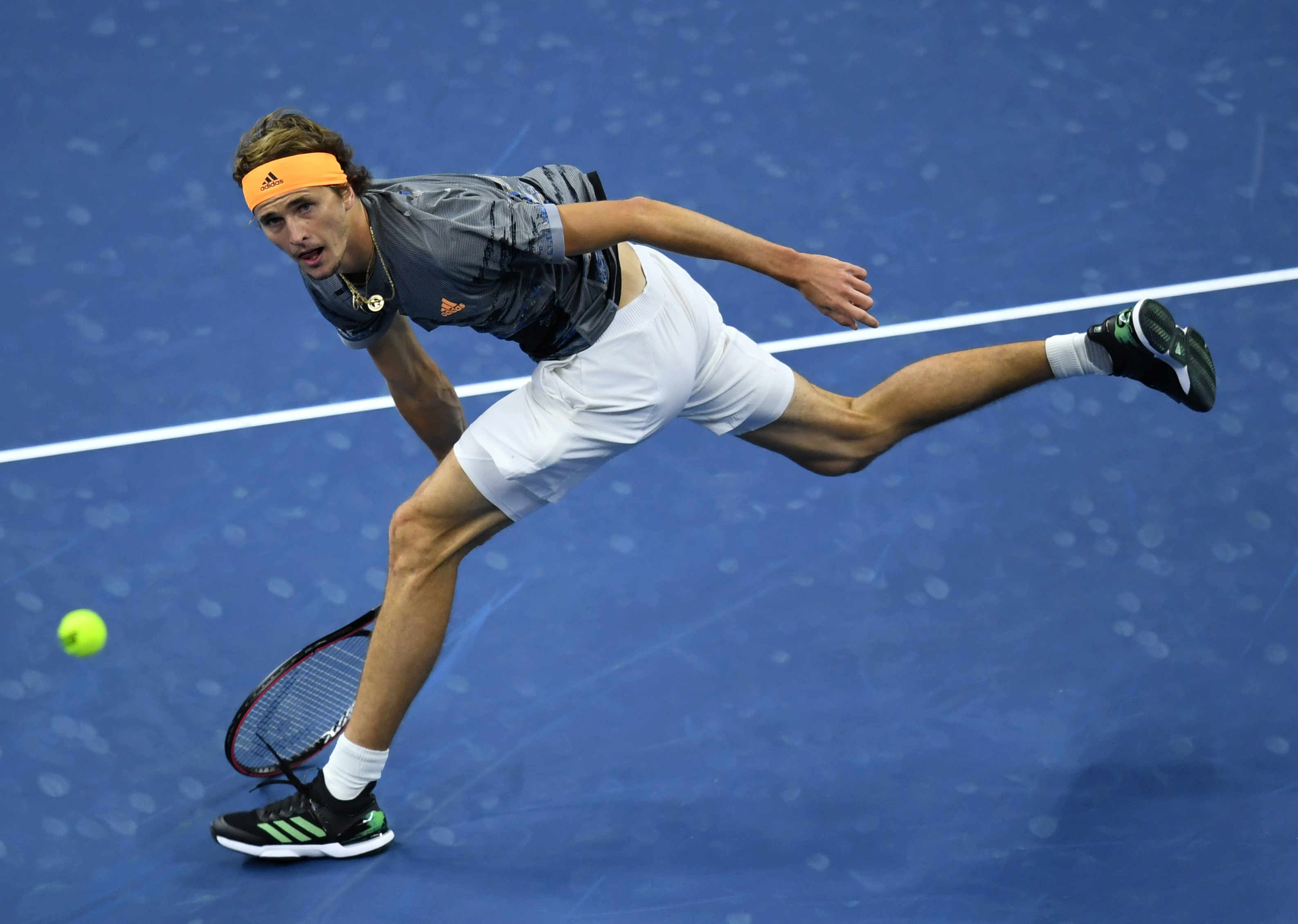 意大利网球队力克日本网球队，西西帕斯统治全场