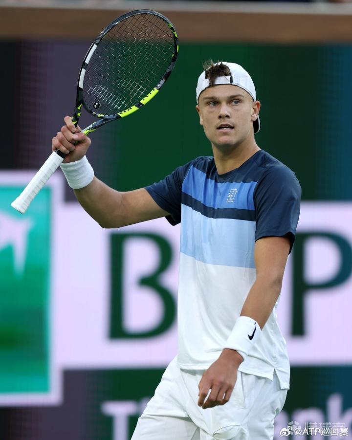 意大利网球队力克日本网球队，西西帕斯统治全场