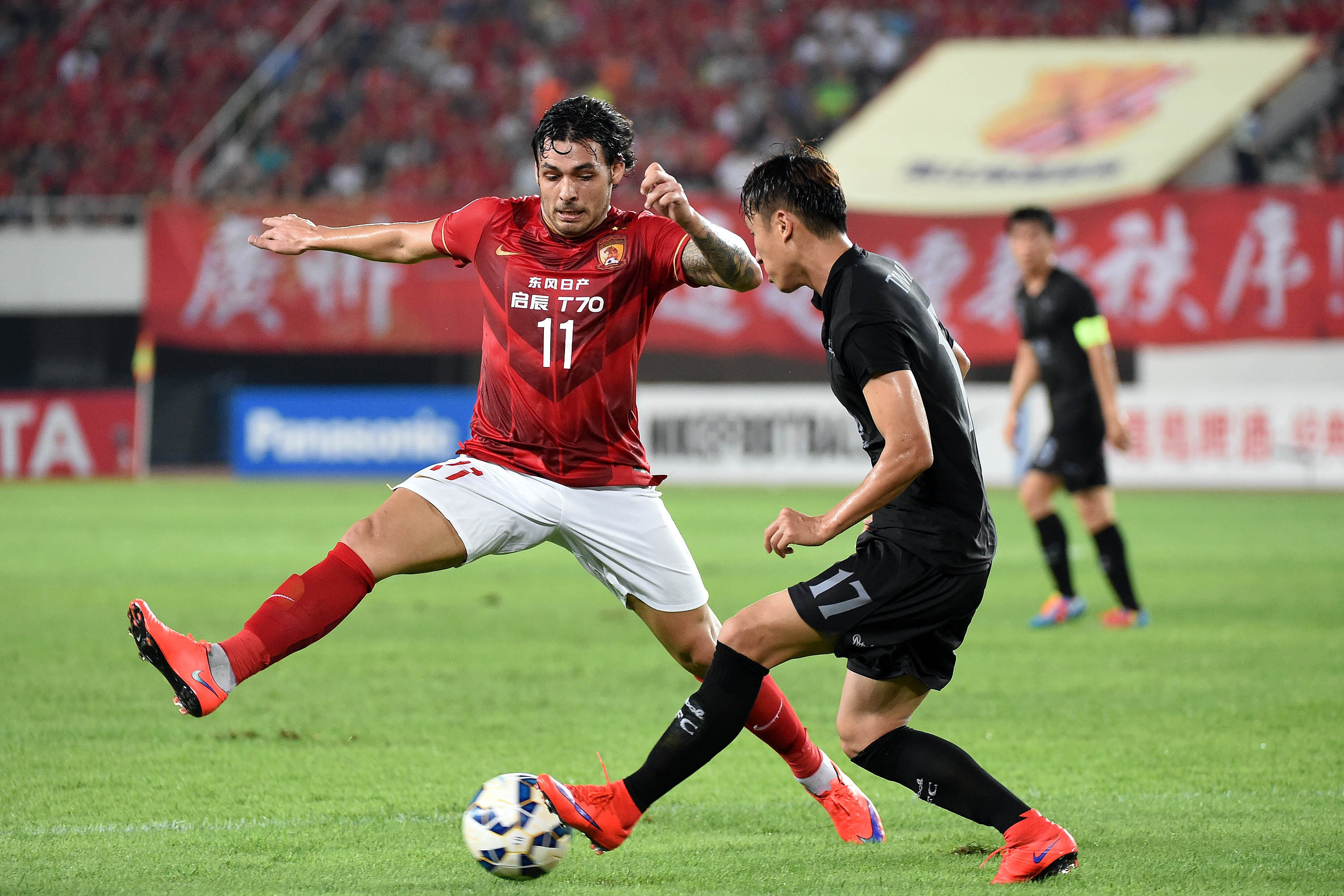 闪光瞬间令人心动，足球赛场的风云变幻无常！