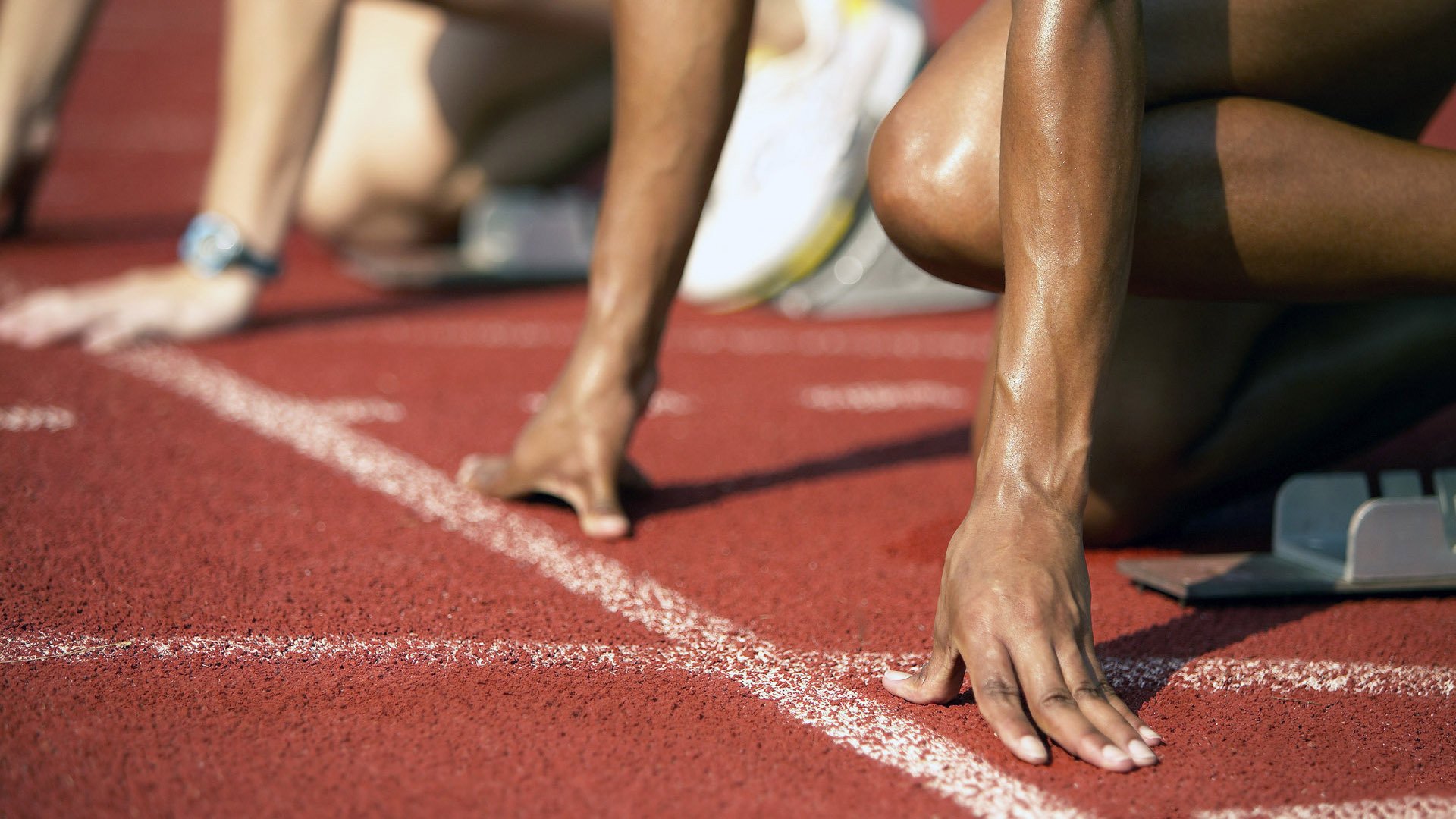 赛道与球场，当F1街道赛焦点战遇上尼克斯粉碎步行者